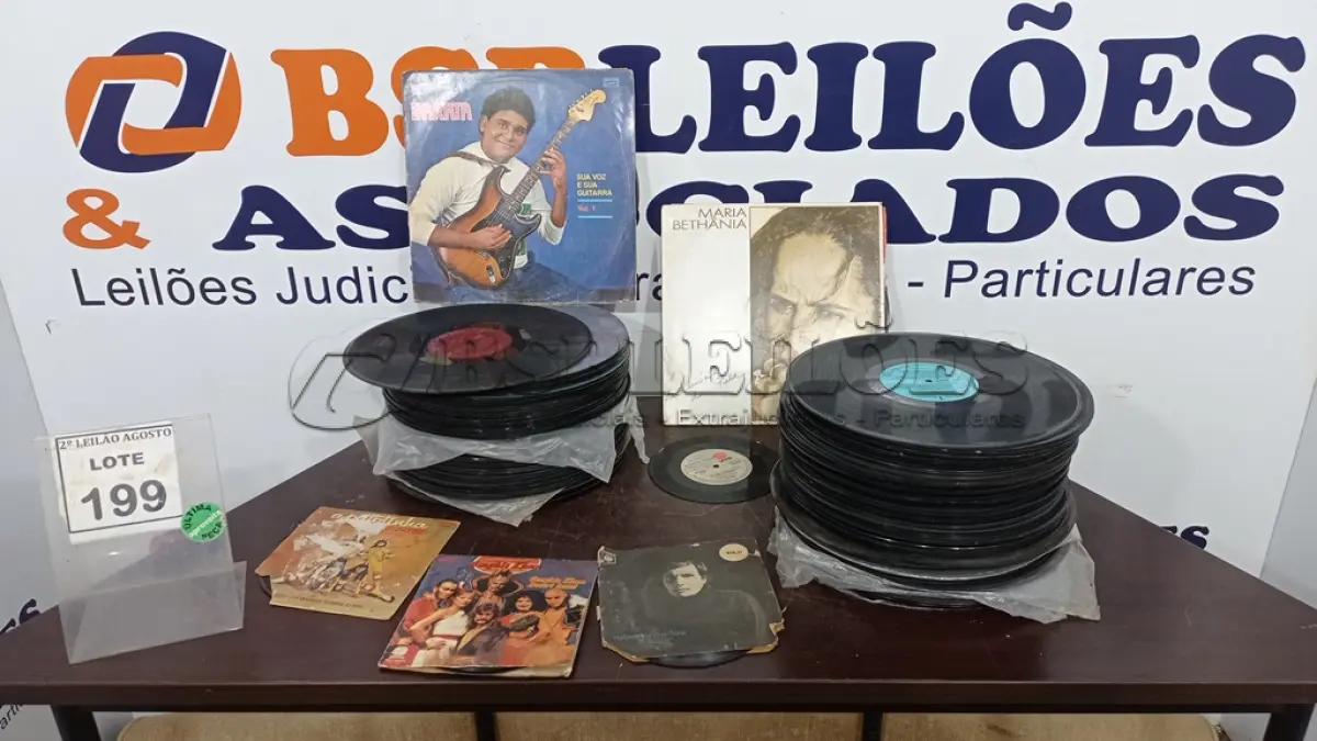 LOTE 199 - 01 LOTE COM GRANDE QUANTIDADE DE DISCOS DE VINIL. (NO ESTADO) ATENÇÃO! FAZER A VISITAÇÃO ANTES DE ARREMATAR, NÃO SABEMOS SE FUNCIONA. LEILÃO NÃO TEM GARANTIA E NEM DEVOLUÇÃO, SUJEITO A POSSÍVEIS AVARIAS VISÍVEIS/OCULTAS E/OU AUSÊNCIA DE COMPONENTES.