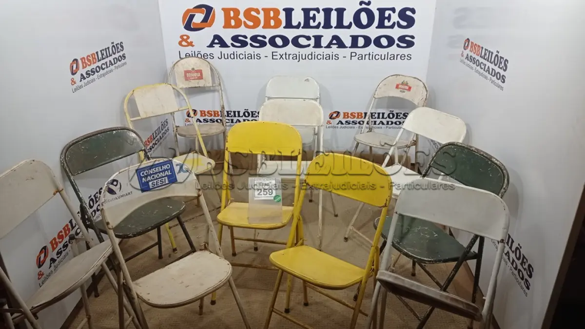 LOTE 259 - 13 CADEIRAS DOBRÁVEIS DE FERRO. (NO ESTADO) ATENÇÃO! FAZER A VISITAÇÃO ANTES DE ARREMATAR, NÃO SABEMOS SE FUNCIONA. LEILÃO NÃO TEM GARANTIA E NEM DEVOLUÇÃO, SUJEITO A POSSÍVEIS AVARIAS VISÍVEIS/OCULTAS E/OU AUSÊNCIA DE COMPONENTES.