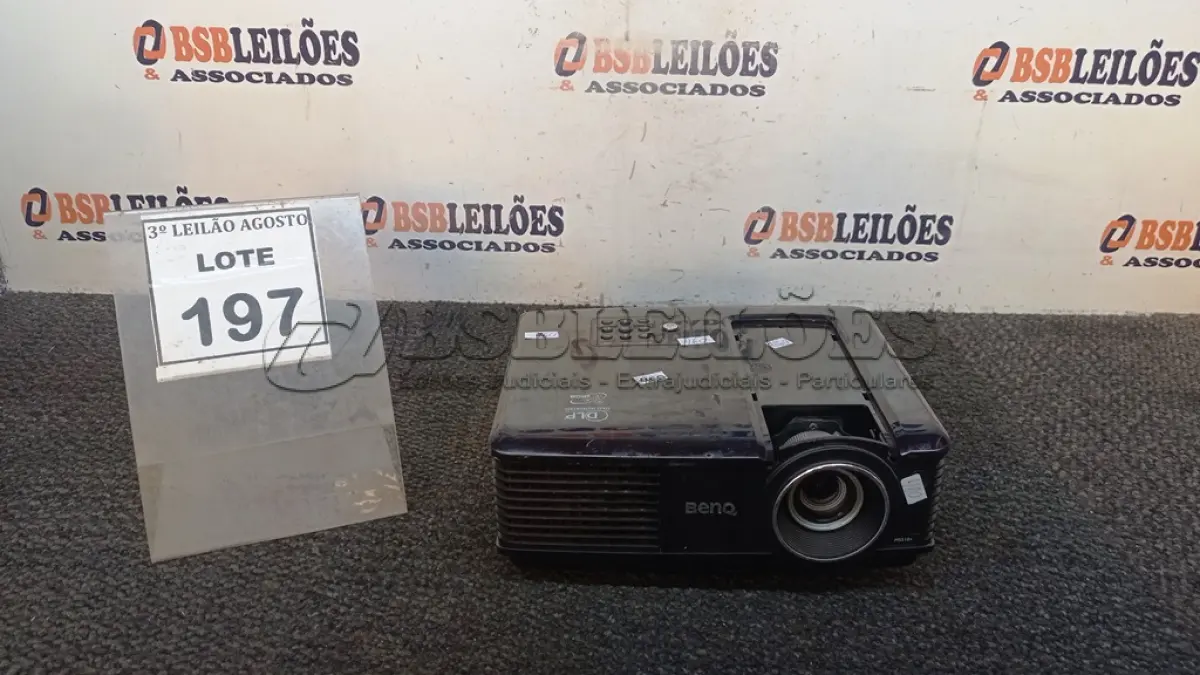 LOTE 197 - 01 PROJETOR BENQ. (NO ESTADO) ATENÇÃO! FAZER A VISITAÇÃO ANTES DE ARREMATAR, NÃO SABEMOS SE FUNCIONA, LEILÃO NÃO TEM GARANTIA E NEM DEVOLUÇÃO, SUJEITO A POSSÍVEIS AVARIAS VISÍVEIS/OCULTAS E/OU AUSÊNCIA DE COMPONENTES.