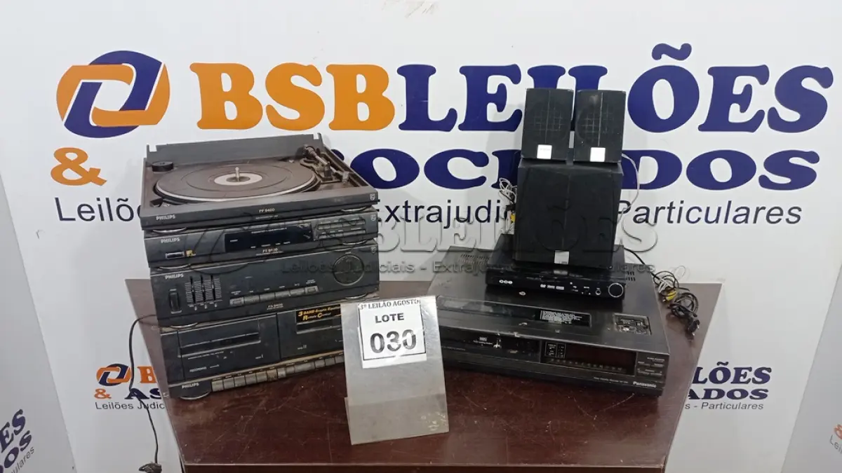LOTE 030 - 01 TOCA DISCOS, 01 APARELHO DE VIDEO CASSETE, 01 APARELHO DE DVD E 03 MINIS CAIXAS DE SOM. (NO ESTADO) ATENÇÃO! FAZER A VISITAÇÃO ANTES DE ARREMATAR, NÃO SABEMOS SE FUNCIONA, LEILÃO NÃO TEM GARANTIA E NEM DEVOLUÇÃO, SUJEITO A POSSÍVEIS AVARIAS VISÍVEIS/OCULTAS E/OU AUSÊNCIA DE COMPONENTES.