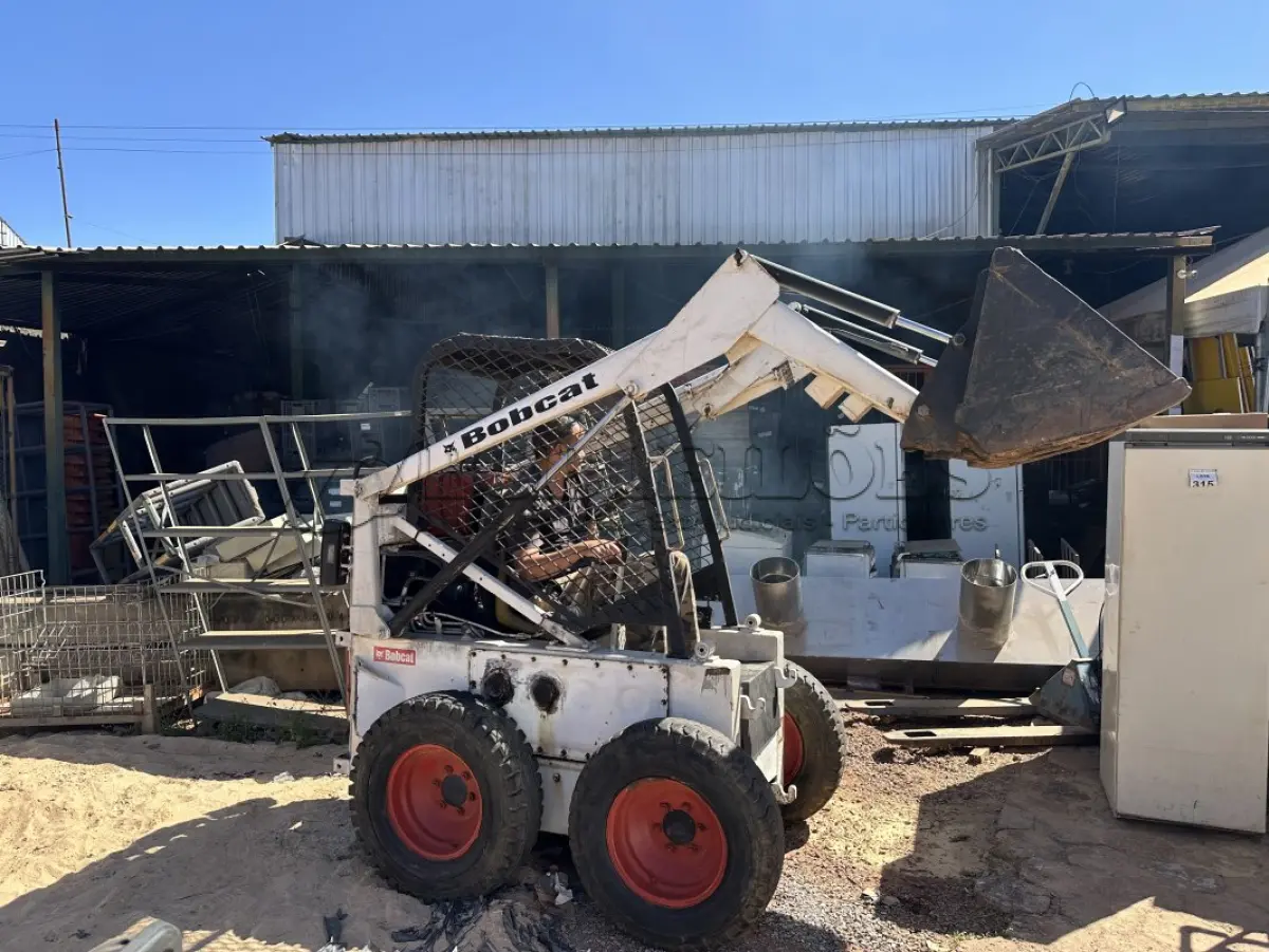 LOTE 526 - 01 BOBCAT M611 DIESEL COM PÁ BATERIA NOVA( NO ESTADO)