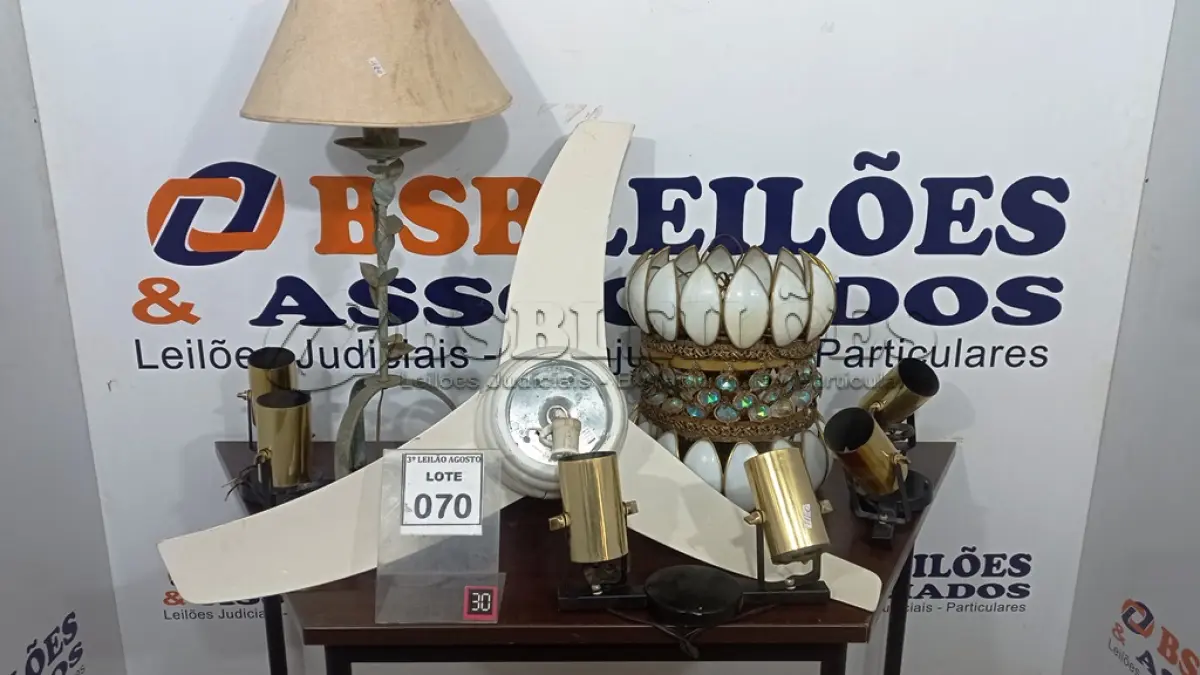 LOTE 070 - 01 LUSTRE, 01 VENTILADOR DE TETO, 03 LUMINÁRIAS E 01 ABAJUR. (NO ESTADO) ATENÇÃO! FAZER A VISITAÇÃO ANTES DE ARREMATAR, NÃO SABEMOS SE FUNCIONA, LEILÃO NÃO TEM GARANTIA E NEM DEVOLUÇÃO, SUJEITO A POSSÍVEIS AVARIAS VISÍVEIS/OCULTAS E/OU AUSÊNCIA DE COMPONENTES.