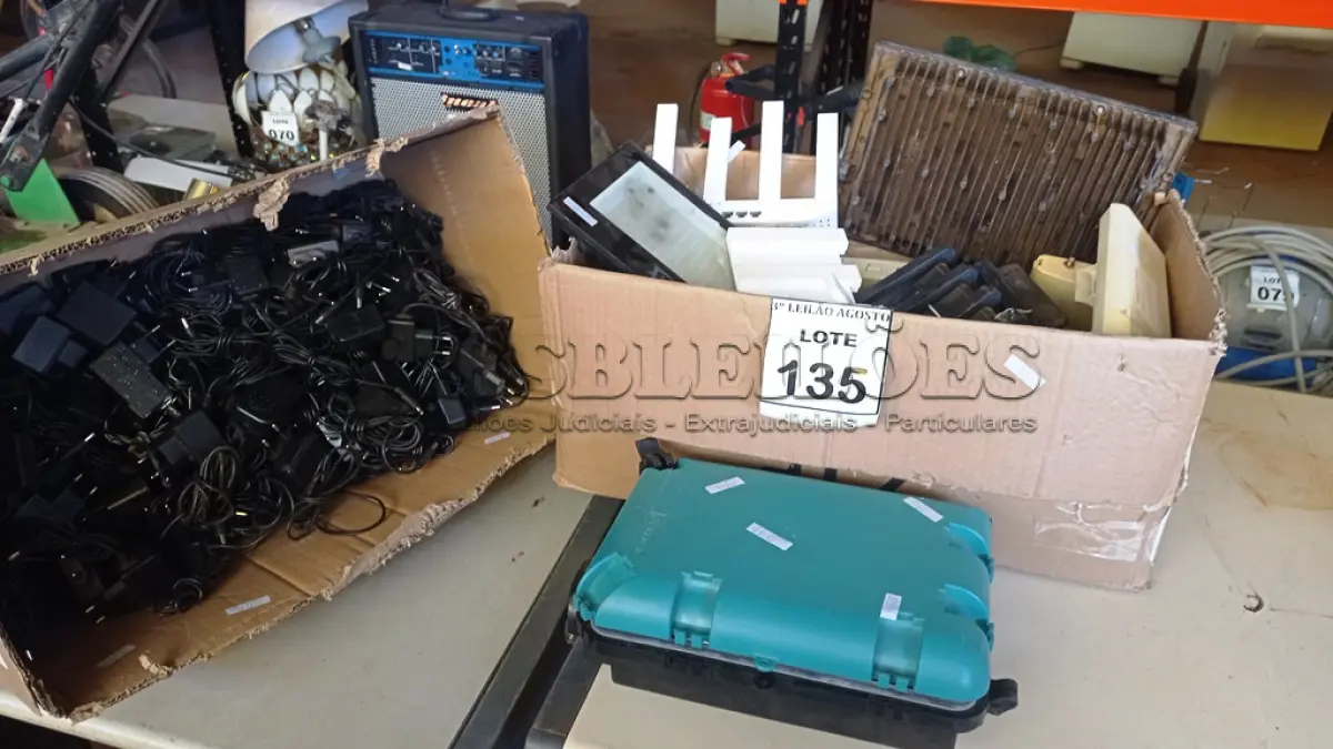 LOTE 135 - 01 CAIXA PARA REDE FIBRA ÓTICA E GRANDE QUANTIDADE DE FONTES E ROTEADORES. (NO ESTADO) ATENÇÃO! FAZER A VISITAÇÃO ANTES DE ARREMATAR, NÃO SABEMOS SE FUNCIONA, LEILÃO NÃO TEM GARANTIA E NEM DEVOLUÇÃO, SUJEITO A POSSÍVEIS AVARIAS VISÍVEIS/OCULTAS E/OU AUSÊNCIA DE COMPONENTES.
