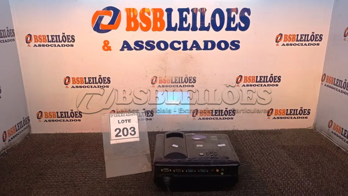 LOTE 203 - 01 PROJETOR BENQ. (NO ESTADO) ATENÇÃO! FAZER A VISITAÇÃO ANTES DE ARREMATAR, NÃO SABEMOS SE FUNCIONA, LEILÃO NÃO TEM GARANTIA E NEM DEVOLUÇÃO, SUJEITO A POSSÍVEIS AVARIAS VISÍVEIS/OCULTAS E/OU AUSÊNCIA DE COMPONENTES.