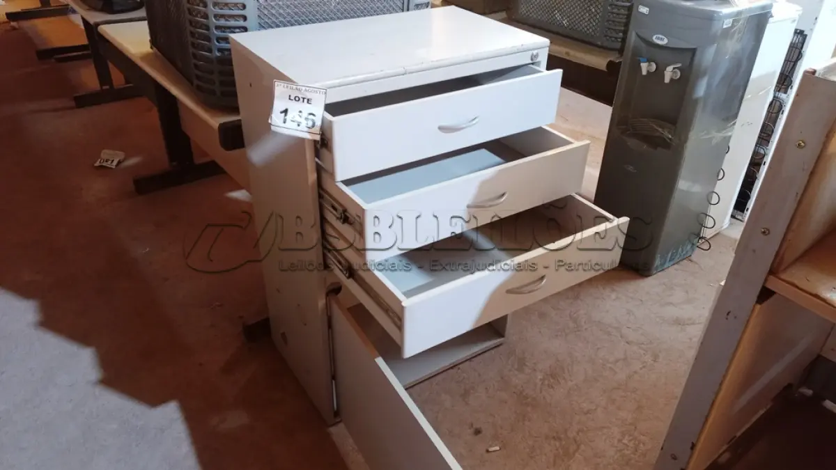 LOTE 146 - 01 ARMÁRIO DE FERRO E TAMPO EM MADEIRA COM 03 GAVETAS E 01 PORTA. (NO ESTADO) ATENÇÃO! FAZER A VISITAÇÃO ANTES DE ARREMATAR, NÃO SABEMOS SE FUNCIONA, LEILÃO NÃO TEM GARANTIA E NEM DEVOLUÇÃO, SUJEITO A POSSÍVEIS AVARIAS VISÍVEIS/OCULTAS E/OU AUSÊNCIA DE COMPONENTES.