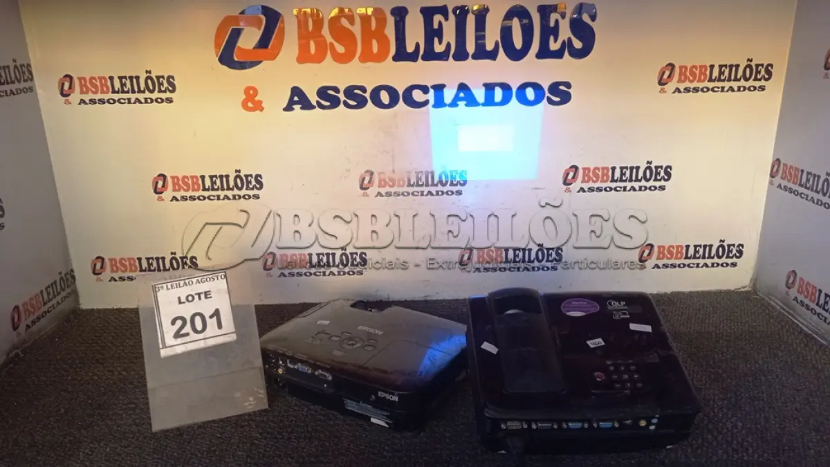 LOTE 201 - 01 PROJETOR BENQ E 01 PROJETOR MARCA EPSON. (NO ESTADO) ATENÇÃO! FAZER A VISITAÇÃO ANTES DE ARREMATAR, NÃO SABEMOS SE FUNCIONA, LEILÃO NÃO TEM GARANTIA E NEM DEVOLUÇÃO, SUJEITO A POSSÍVEIS AVARIAS VISÍVEIS/OCULTAS E/OU AUSÊNCIA DE COMPONENTES.
