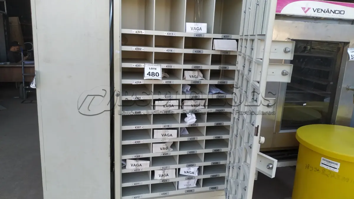 LOTE 480 - 01 ARMÁRIO CARTEIRO DE FERRO. (NO ESTADO) ATENÇÃO! FAZER A VISITAÇÃO ANTES DE ARREMATAR, NÃO SABEMOS SE FUNCIONA. LEILÃO NÃO TEM GARANTIA E NEM DEVOLUÇÃO, SUJEITO A POSSÍVEIS AVARIAS VISÍVEIS/OCULTAS E/OU AUSÊNCIA DE COMPONENTES.