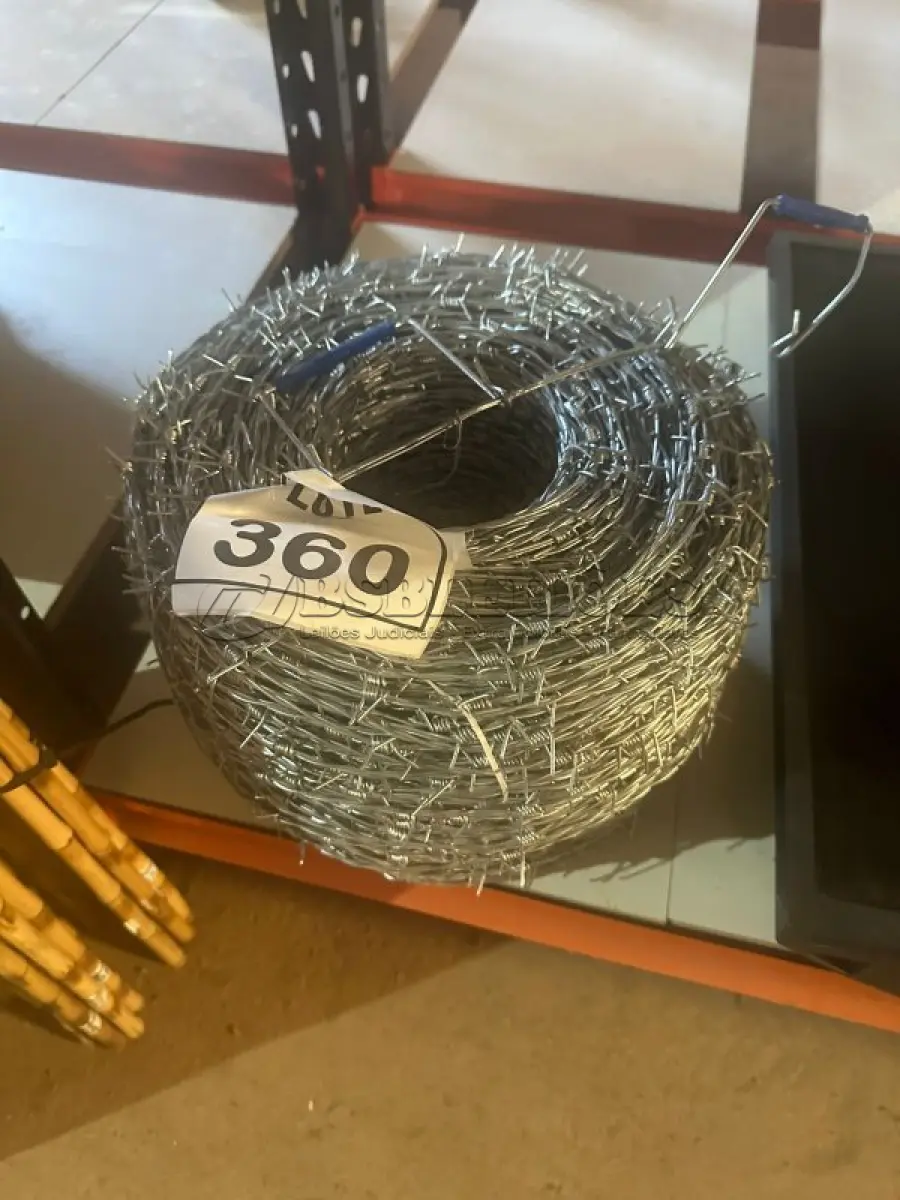 LOTE 360 - 01 ROLO DE ARAME FARPADO 500M. (NO ESTADO) ATENÇÃO! FAZER A VISITAÇÃO ANTES DE ARREMATAR, NÃO SABEMOS SE FUNCIONA. LEILÃO NÃO TEM GARANTIA E NEM DEVOLUÇÃO, SUJEITO A POSSÍVEIS AVARIAS VISÍVEIS/OCULTAS E/OU AUSÊNCIA DE COMPONENTES.