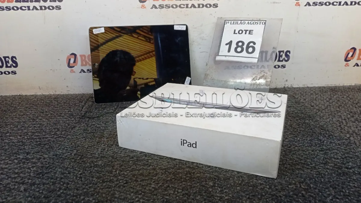 LOTE 186 - 01 IPAD. (NO ESTADO) ATENÇÃO! FAZER A VISITAÇÃO ANTES DE ARREMATAR, NÃO SABEMOS SE FUNCIONA, LEILÃO NÃO TEM GARANTIA E NEM DEVOLUÇÃO, SUJEITO A POSSÍVEIS AVARIAS VISÍVEIS/OCULTAS E/OU AUSÊNCIA DE COMPONENTES.