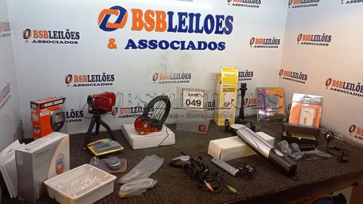 LOTE 049 - 01 FILMADORA COM TRIPÉ, 01 ANUNCIADOR DE PRESENÇA, 01 INVERSOR DE CORRENTE, 01 MP3 PLAYER, 01 SUPORTE DE APARELHOS PARA CARROS, 01 TRITURADOR DE PAPEL PORTÁTIL E DIVERSOS. (NO ESTADO) ATENÇÃO! FAZER A VISITAÇÃO ANTES DE ARREMATAR, NÃO SABEMOS SE FUNCIONA, LEILÃO NÃO TEM GARANTIA E NEM DEVOLUÇÃO, SUJEITO A POSSÍVEIS AVARIAS VISÍVEIS/OCULTAS E/OU AUSÊNCIA DE COMPONENTES.