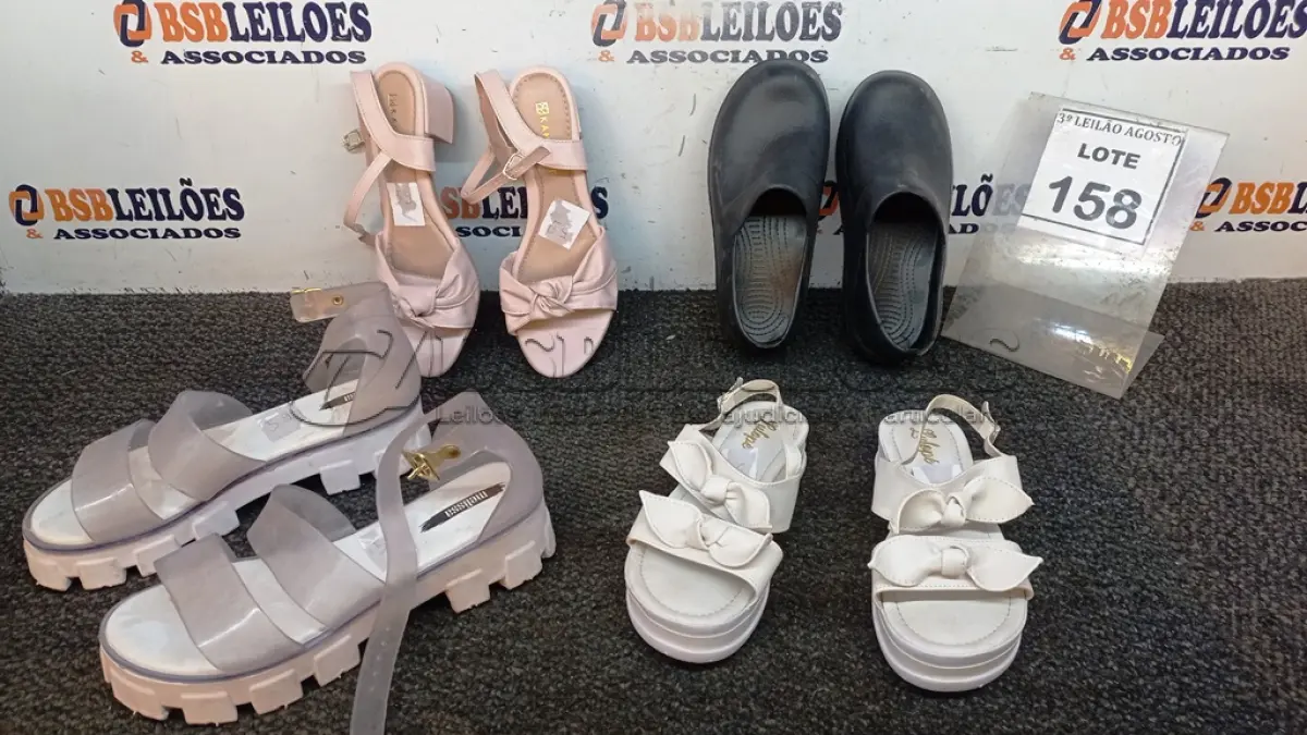 LOTE 158 - 04 PARES DE SANDALHAS FEMININAS DE MODELOS VARIADOS. (NO ESTADO) ATENÇÃO! FAZER A VISITAÇÃO ANTES DE ARREMATAR, NÃO SABEMOS SE FUNCIONA, LEILÃO NÃO TEM GARANTIA E NEM DEVOLUÇÃO, SUJEITO A POSSÍVEIS AVARIAS VISÍVEIS/OCULTAS E/OU AUSÊNCIA DE COMPONENTES.