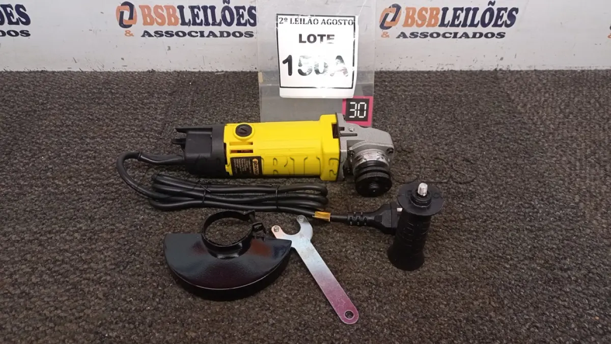 LOTE 150 - 01 ESMERILHADEIRA ANGULAR 220V 710W  ACESSÓRIOS 1CHAVE 1PROTETOR 01 MANOPLA (NO ESTADO) ATENÇÃO! FAZER A VISITAÇÃO ANTES DE ARREMATAR, NÃO SABEMOS SE FUNCIONA. LEILÃO NÃO TEM GARANTIA E NEM DEVOLUÇÃO, SUJEITO A POSSÍVEIS AVARIAS VISÍVEIS/OCULTAS E/OU AUSÊNCIA DE COMPONENTES.