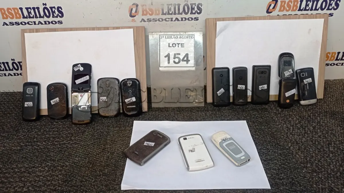 LOTE 154 - 01 LOTE COM VÁRIOS CELULARES MARCAS E MODELOS DIVERSOS. (NO ESTADO) ATENÇÃO! FAZER A VISITAÇÃO ANTES DE ARREMATAR, NÃO SABEMOS SE FUNCIONA, LEILÃO NÃO TEM GARANTIA E NEM DEVOLUÇÃO, SUJEITO A POSSÍVEIS AVARIAS VISÍVEIS/OCULTAS E/OU AUSÊNCIA DE COMPONENTES.