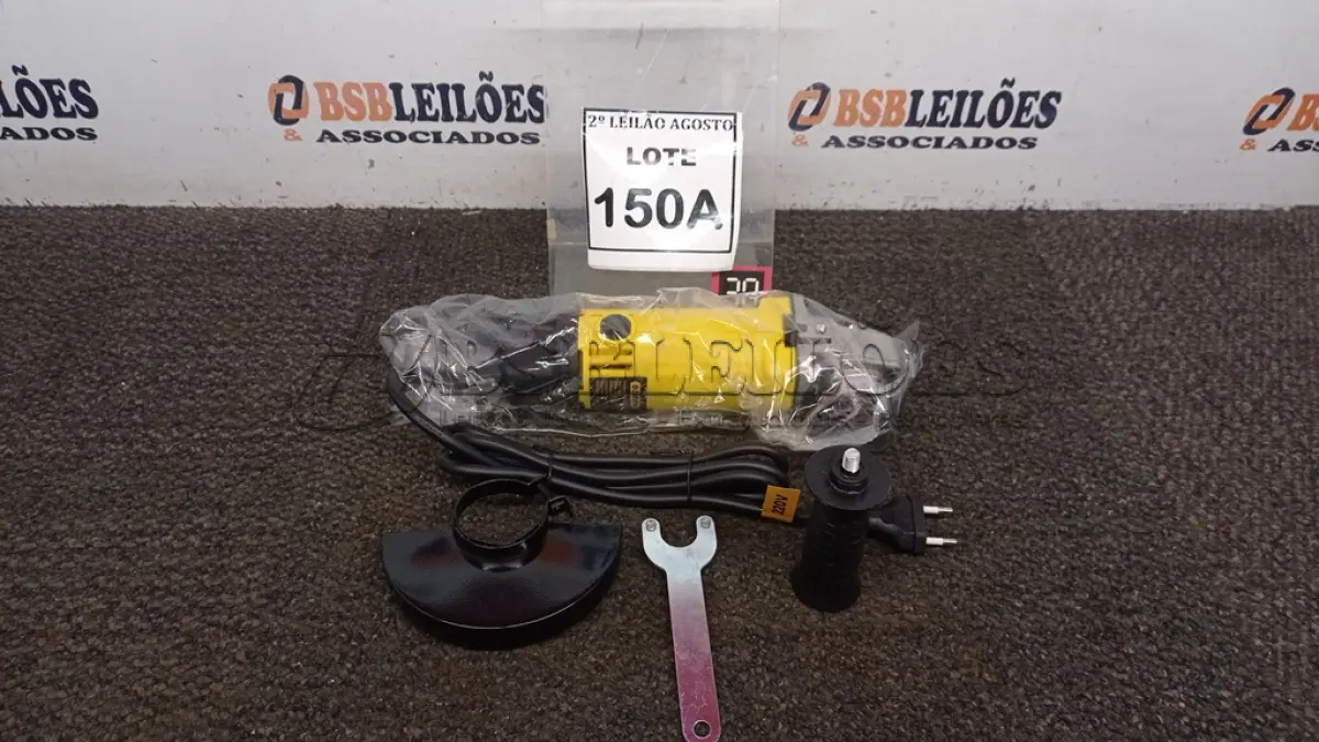 LOTE 150 - 01 ESMERILHADEIRA ANGULAR 220V 710W  ACESSÓRIOS 1CHAVE 1PROTETOR 01 MANOPLA (NO ESTADO) ATENÇÃO! FAZER A VISITAÇÃO ANTES DE ARREMATAR, NÃO SABEMOS SE FUNCIONA. LEILÃO NÃO TEM GARANTIA E NEM DEVOLUÇÃO, SUJEITO A POSSÍVEIS AVARIAS VISÍVEIS/OCULTAS E/OU AUSÊNCIA DE COMPONENTES.