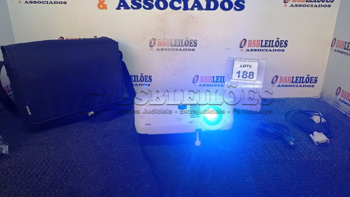 LOTE 188 - 01 PROJETOR NEC COM CABOS E MALETA. (NO ESTADO) ATENÇÃO! FAZER A VISITAÇÃO ANTES DE ARREMATAR, NÃO SABEMOS SE FUNCIONA, LEILÃO NÃO TEM GARANTIA E NEM DEVOLUÇÃO, SUJEITO A POSSÍVEIS AVARIAS VISÍVEIS/OCULTAS E/OU AUSÊNCIA DE COMPONENTES.