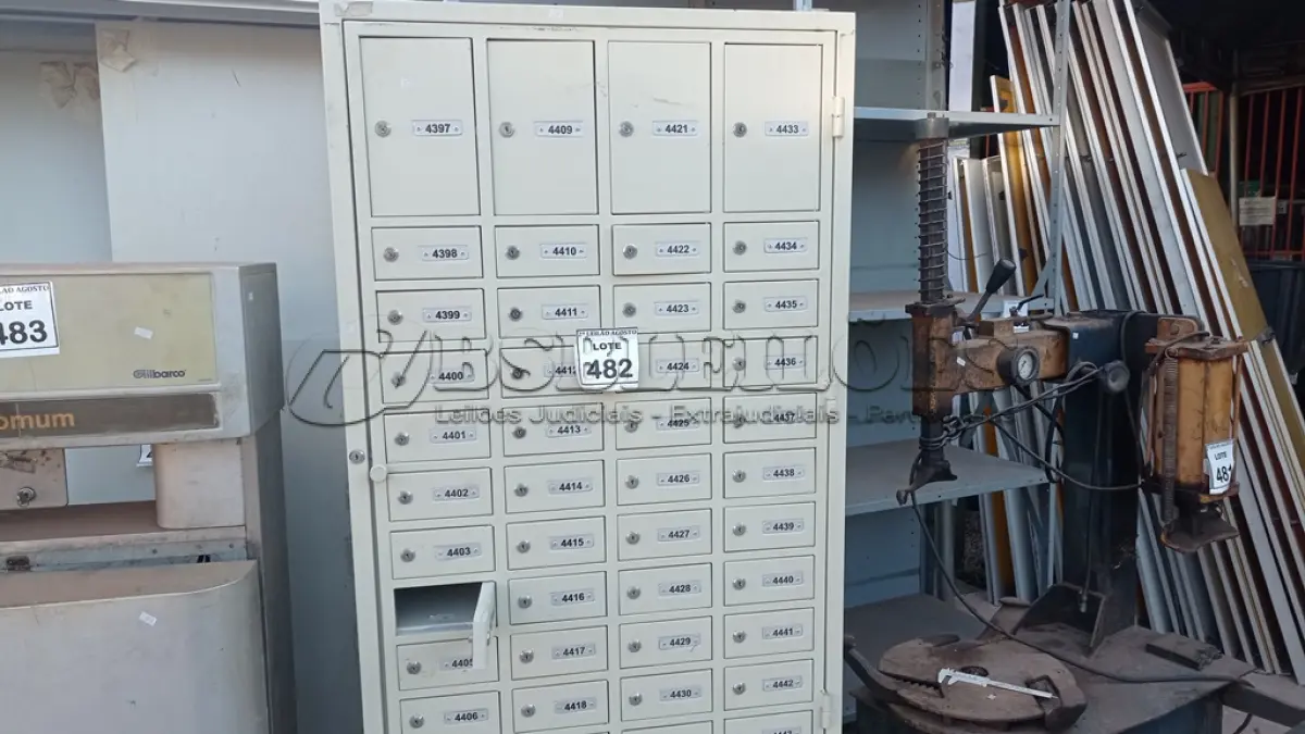 LOTE 482 - 01 ARMÁRIO CARTEIRO DE FERRO. (NO ESTADO) ATENÇÃO! FAZER A VISITAÇÃO ANTES DE ARREMATAR, NÃO SABEMOS SE FUNCIONA. LEILÃO NÃO TEM GARANTIA E NEM DEVOLUÇÃO, SUJEITO A POSSÍVEIS AVARIAS VISÍVEIS/OCULTAS E/OU AUSÊNCIA DE COMPONENTES.