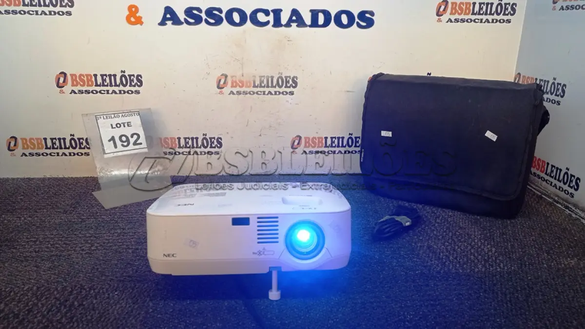 LOTE 192 - 01 PROJETOR NEC COM CABOS E MALETA. (NO ESTADO) ATENÇÃO! FAZER A VISITAÇÃO ANTES DE ARREMATAR, NÃO SABEMOS SE FUNCIONA, LEILÃO NÃO TEM GARANTIA E NEM DEVOLUÇÃO, SUJEITO A POSSÍVEIS AVARIAS VISÍVEIS/OCULTAS E/OU AUSÊNCIA DE COMPONENTES.