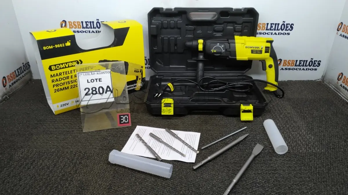 LOTE 280 - 01 MARTELETE PERFURADOR E ROMPEDOR PROFISSIONAL 26MM 220V COM ACESSÓRIOS E MALETA. (NO ESTADO) ATENÇÃO! FAZER A VISITAÇÃO ANTES DE ARREMATAR, NÃO SABEMOS SE FUNCIONA. LEILÃO NÃO TEM GARANTIA E NEM DEVOLUÇÃO, SUJEITO A POSSÍVEIS AVARIAS VISÍVEIS/OCULTAS E/OU AUSÊNCIA DE COMPONENTES.