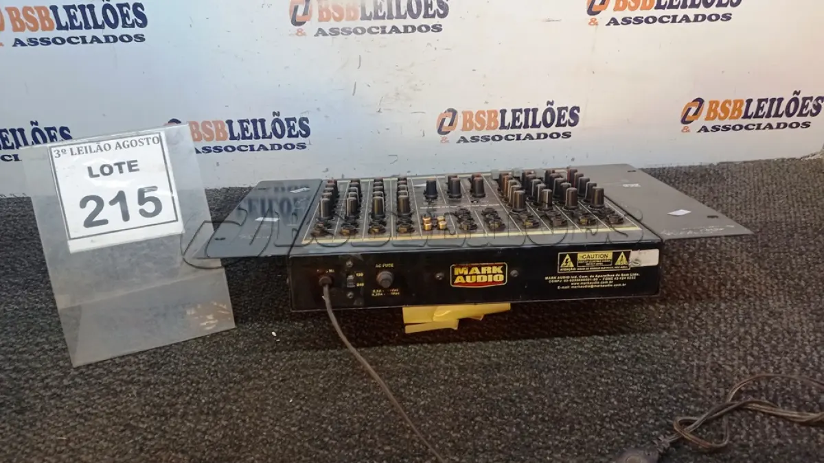 LOTE 215 - 01 MESA DE SOM. (NO ESTADO) ATENÇÃO! FAZER A VISITAÇÃO ANTES DE ARREMATAR, NÃO SABEMOS SE FUNCIONA, LEILÃO NÃO TEM GARANTIA E NEM DEVOLUÇÃO, SUJEITO A POSSÍVEIS AVARIAS VISÍVEIS/OCULTAS E/OU AUSÊNCIA DE COMPONENTES.