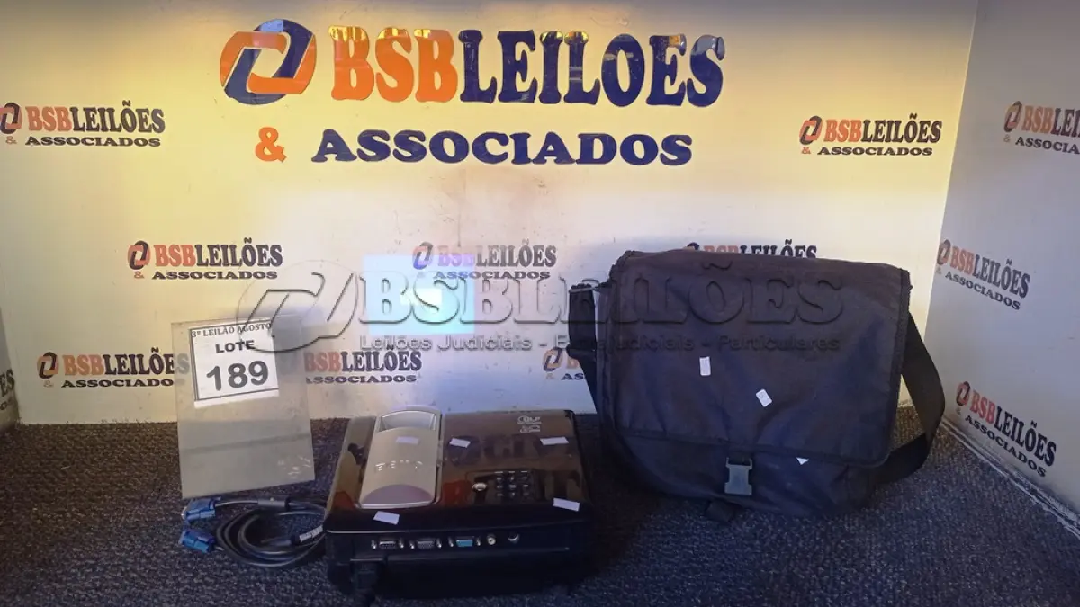 LOTE 189 - 01 PROJETOR BENQ COM CABOS E MALETA. (NO ESTADO) ATENÇÃO! FAZER A VISITAÇÃO ANTES DE ARREMATAR, NÃO SABEMOS SE FUNCIONA, LEILÃO NÃO TEM GARANTIA E NEM DEVOLUÇÃO, SUJEITO A POSSÍVEIS AVARIAS VISÍVEIS/OCULTAS E/OU AUSÊNCIA DE COMPONENTES.