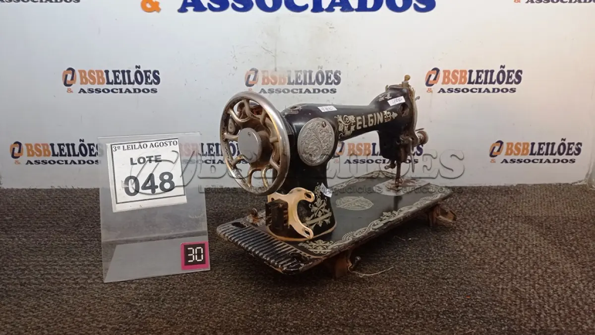 LOTE 048 - 01 MÁQUINA DE COSTURA MARCA ELGIN. (NO ESTADO) ATENÇÃO! FAZER A VISITAÇÃO ANTES DE ARREMATAR, NÃO SABEMOS SE FUNCIONA, LEILÃO NÃO TEM GARANTIA E NEM DEVOLUÇÃO, SUJEITO A POSSÍVEIS AVARIAS VISÍVEIS/OCULTAS E/OU AUSÊNCIA DE COMPONENTES.
