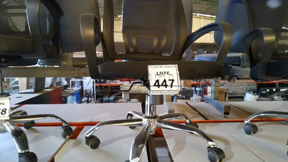 LOTE 447 - 01 CADEIRA DE ESCRITÓRIO COM RODINHAS. (NO ESTADO) ATENÇÃO! FAZER A VISITAÇÃO ANTES DE ARREMATAR, NÃO SABEMOS SE FUNCIONA. LEILÃO NÃO TEM GARANTIA E NEM DEVOLUÇÃO, SUJEITO A POSSÍVEIS AVARIAS VISÍVEIS/OCULTAS E/OU AUSÊNCIA DE COMPONENTES.
