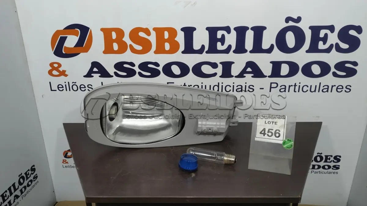 LOTE 456 - 01 LUMINÁRIA DE POSTE. (NO ESTADO) ATENÇÃO! FAZER A VISITAÇÃO ANTES DE ARREMATAR, NÃO SABEMOS SE FUNCIONA. LEILÃO NÃO TEM GARANTIA E NEM DEVOLUÇÃO, SUJEITO A POSSÍVEIS AVARIAS VISÍVEIS/OCULTAS E/OU AUSÊNCIA DE COMPONENTES.