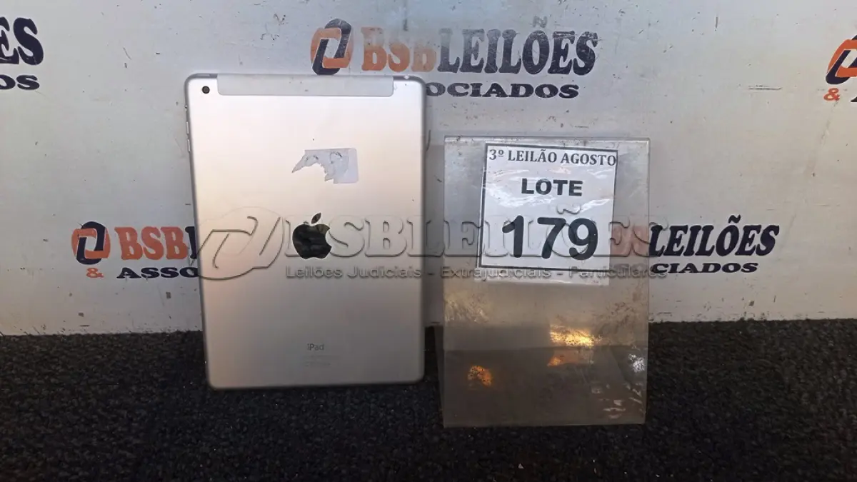 LOTE 179 - 01 IPAD. (NO ESTADO) ATENÇÃO! FAZER A VISITAÇÃO ANTES DE ARREMATAR, NÃO SABEMOS SE FUNCIONA, LEILÃO NÃO TEM GARANTIA E NEM DEVOLUÇÃO, SUJEITO A POSSÍVEIS AVARIAS VISÍVEIS/OCULTAS E/OU AUSÊNCIA DE COMPONENTES.