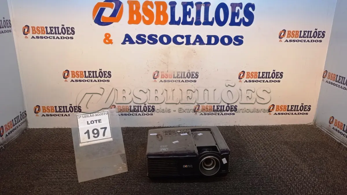 LOTE 197 - 01 PROJETOR BENQ. (NO ESTADO) ATENÇÃO! FAZER A VISITAÇÃO ANTES DE ARREMATAR, NÃO SABEMOS SE FUNCIONA, LEILÃO NÃO TEM GARANTIA E NEM DEVOLUÇÃO, SUJEITO A POSSÍVEIS AVARIAS VISÍVEIS/OCULTAS E/OU AUSÊNCIA DE COMPONENTES.