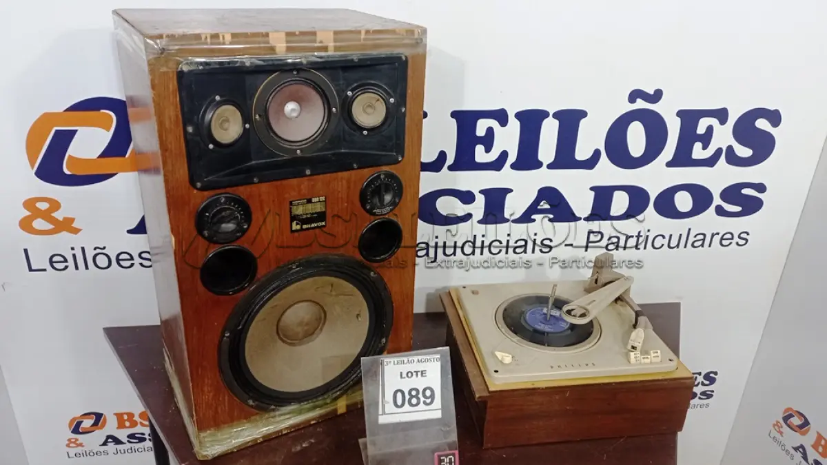 LOTE 089 - 01 TOCA DISCO E 01 CAIXA DE SOM E MADEIRA. (NO ESTADO) ATENÇÃO! FAZER A VISITAÇÃO ANTES DE ARREMATAR, NÃO SABEMOS SE FUNCIONA, LEILÃO NÃO TEM GARANTIA E NEM DEVOLUÇÃO, SUJEITO A POSSÍVEIS AVARIAS VISÍVEIS/OCULTAS E/OU AUSÊNCIA DE COMPONENTES.