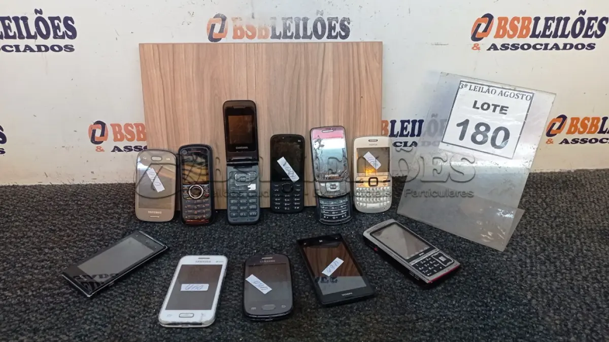 LOTE 180 - 11 CELULARES DE MARCAS E MODELOS DIVERSOS. (NO ESTADO) ATENÇÃO! FAZER A VISITAÇÃO ANTES DE ARREMATAR, NÃO SABEMOS SE FUNCIONA, LEILÃO NÃO TEM GARANTIA E NEM DEVOLUÇÃO, SUJEITO A POSSÍVEIS AVARIAS VISÍVEIS/OCULTAS E/OU AUSÊNCIA DE COMPONENTES.