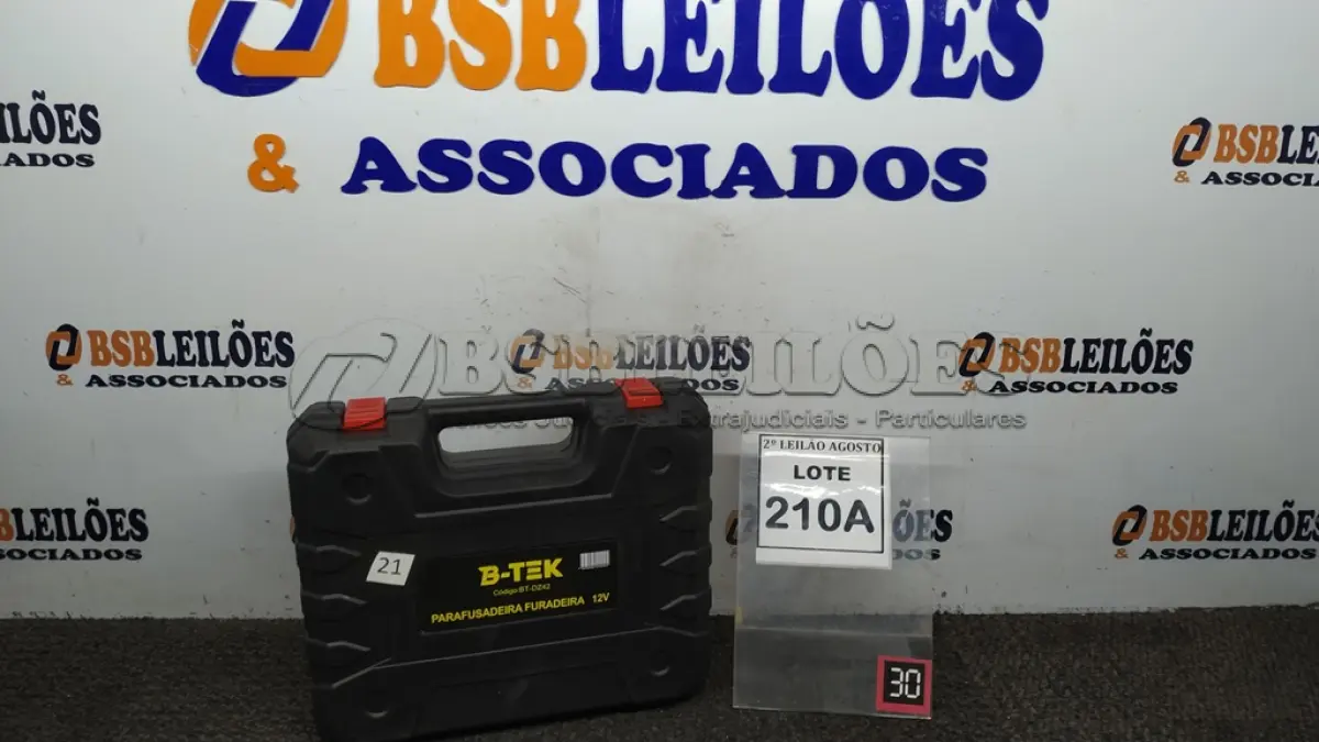 LOTE 210 - 01 PARAFUSADEIRA A BATERIA 12V 2BITS E CARREGADOR. (NO ESTADO) ATENÇÃO! FAZER A VISITAÇÃO ANTES DE ARREMATAR, NÃO SABEMOS SE FUNCIONA. LEILÃO NÃO TEM GARANTIA E NEM DEVOLUÇÃO, SUJEITO A POSSÍVEIS AVARIAS VISÍVEIS/OCULTAS E/OU AUSÊNCIA DE COMPONENTES.