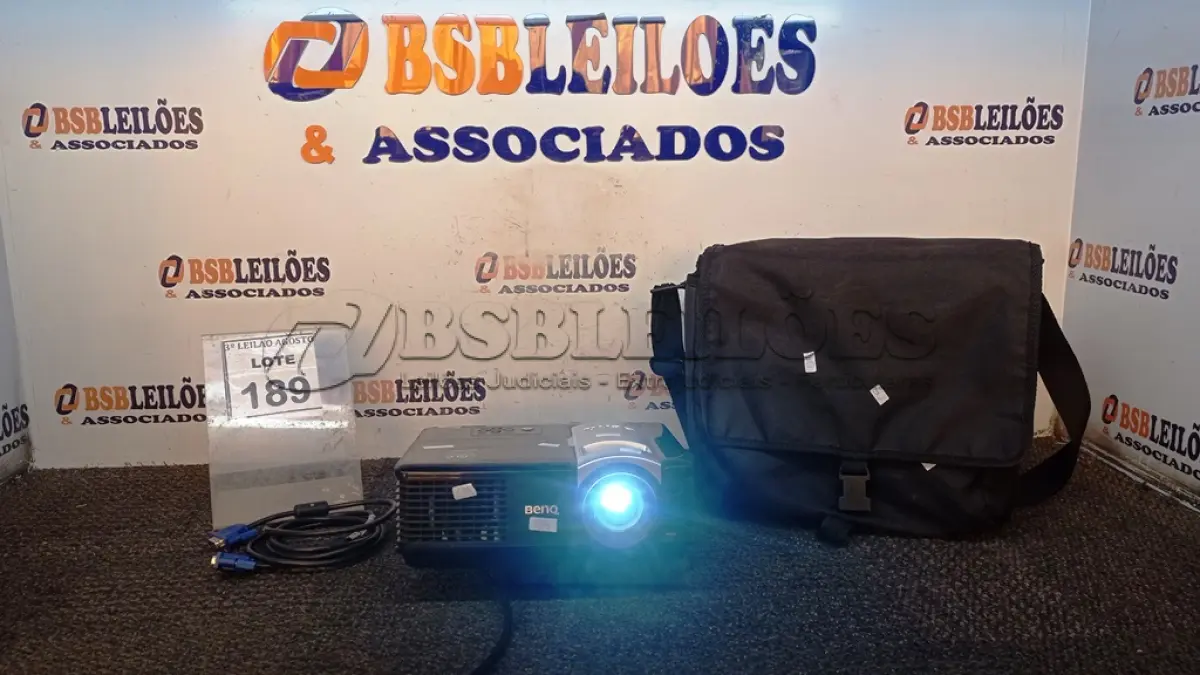 LOTE 189 - 01 PROJETOR BENQ COM CABOS E MALETA. (NO ESTADO) ATENÇÃO! FAZER A VISITAÇÃO ANTES DE ARREMATAR, NÃO SABEMOS SE FUNCIONA, LEILÃO NÃO TEM GARANTIA E NEM DEVOLUÇÃO, SUJEITO A POSSÍVEIS AVARIAS VISÍVEIS/OCULTAS E/OU AUSÊNCIA DE COMPONENTES.