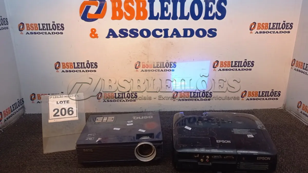 LOTE 206 - 01 PROJETOR BENQ E 01 PROJETOR MARCA EPSON. (NO ESTADO) ATENÇÃO! FAZER A VISITAÇÃO ANTES DE ARREMATAR, NÃO SABEMOS SE FUNCIONA, LEILÃO NÃO TEM GARANTIA E NEM DEVOLUÇÃO, SUJEITO A POSSÍVEIS AVARIAS VISÍVEIS/OCULTAS E/OU AUSÊNCIA DE COMPONENTES.