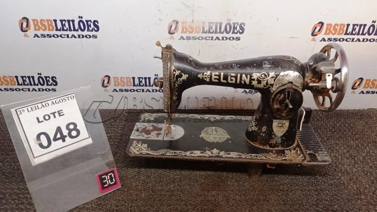 LOTE 048 - 01 MÁQUINA DE COSTURA MARCA ELGIN. (NO ESTADO) ATENÇÃO! FAZER A VISITAÇÃO ANTES DE ARREMATAR, NÃO SABEMOS SE FUNCIONA, LEILÃO NÃO TEM GARANTIA E NEM DEVOLUÇÃO, SUJEITO A POSSÍVEIS AVARIAS VISÍVEIS/OCULTAS E/OU AUSÊNCIA DE COMPONENTES.