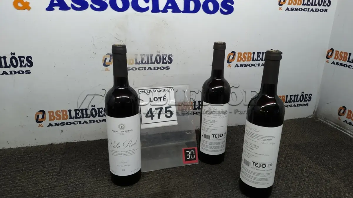 LOTE 475 - 03 GARRAFAS DE VINHO TINTO VALA REAL PORTUGUÊS SAFRA 2019 750ML. (NO ESTADO) ATENÇÃO! FAZER A VISITAÇÃO ANTES DE ARREMATAR, NÃO SABEMOS SE FUNCIONA, LEILÃO NÃO TEM GARANTIA E NEM DEVOLUÇÃO, SUJEITO A POSSÍVEIS AVARIAS VISÍVEIS/OCULTAS E/OU AUSÊNCIA DE COMPONENTES.