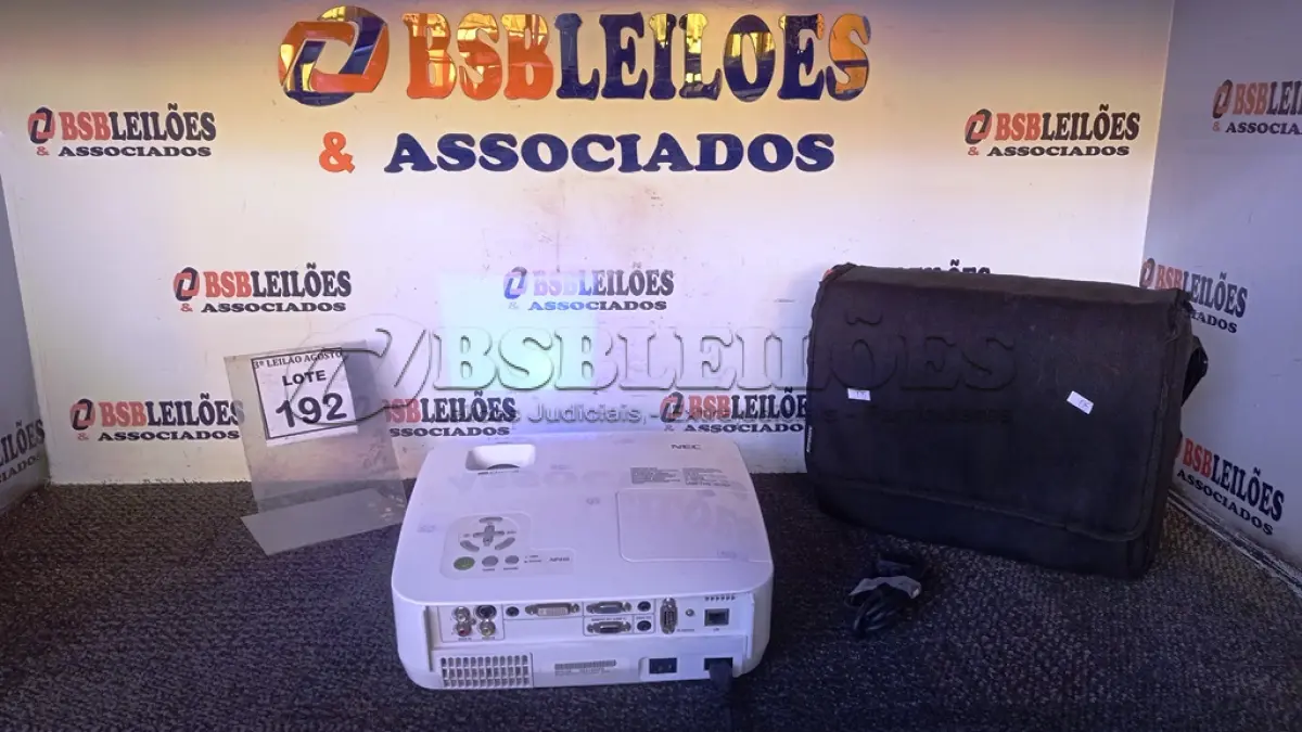 LOTE 192 - 01 PROJETOR NEC COM CABOS E MALETA. (NO ESTADO) ATENÇÃO! FAZER A VISITAÇÃO ANTES DE ARREMATAR, NÃO SABEMOS SE FUNCIONA, LEILÃO NÃO TEM GARANTIA E NEM DEVOLUÇÃO, SUJEITO A POSSÍVEIS AVARIAS VISÍVEIS/OCULTAS E/OU AUSÊNCIA DE COMPONENTES.