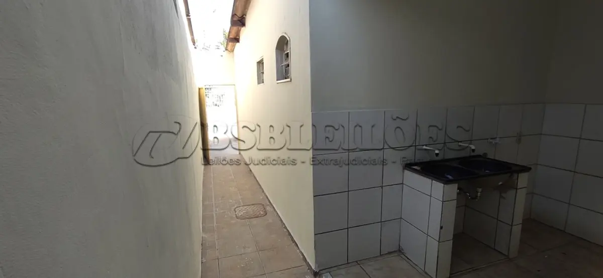 LOTE 001 - 01 CASA DE ESQUINA NA QR 405 CONJUNTO 9 LOTE 8 COM SALA, COZINHA, BANHEIRO SOCIAL, 03 QUARTOS, SENDO 01 SUÍTE, ÁREA DE SERVIÇO COBERTA ,GARAGEM E 01 LOJA COM BANHEIRO. SAMAMBAIA NORTE - DF, ÁREA DO LOTE 149,50 M², ÁREA CONSTRUÍDA 176,12 M², 405 CONJUNTO 9 LOTE 8 - SAMAMBAIA NORTE - DF, ÁREA DO LOTE 149,50 M², ÁREA CONSTRUÍDA 176,12 M², MATRÍCULA Nº. 163299 (NO ESTADO) (VISITAÇÃO AGENDAR 61-9445-2031 WHATSAPP) (IPTU 2025 PAGO)