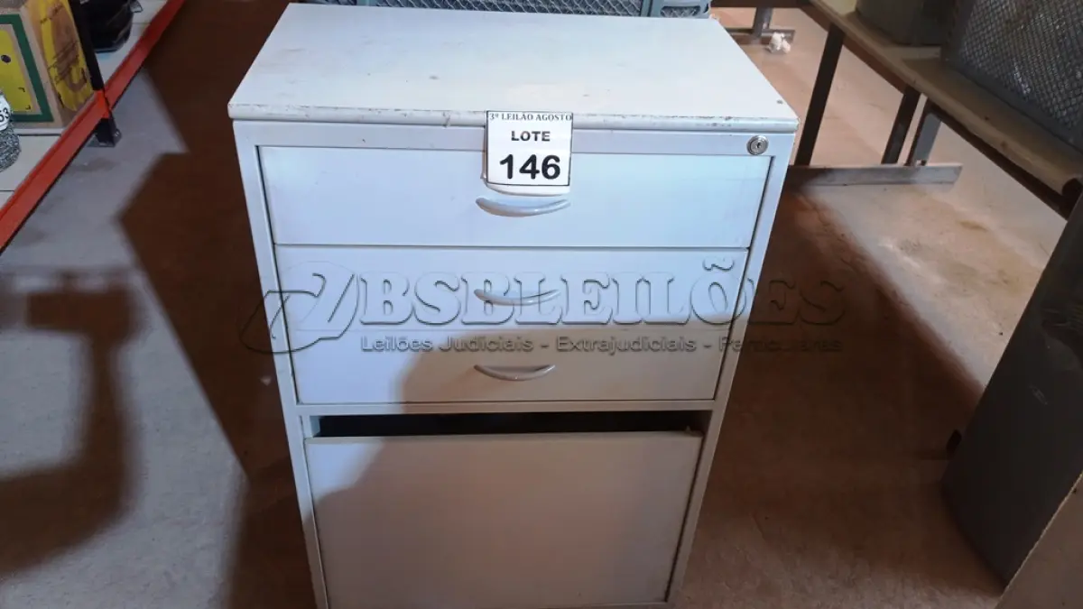 LOTE 146 - 01 ARMÁRIO DE FERRO E TAMPO EM MADEIRA COM 03 GAVETAS E 01 PORTA. (NO ESTADO) ATENÇÃO! FAZER A VISITAÇÃO ANTES DE ARREMATAR, NÃO SABEMOS SE FUNCIONA, LEILÃO NÃO TEM GARANTIA E NEM DEVOLUÇÃO, SUJEITO A POSSÍVEIS AVARIAS VISÍVEIS/OCULTAS E/OU AUSÊNCIA DE COMPONENTES.