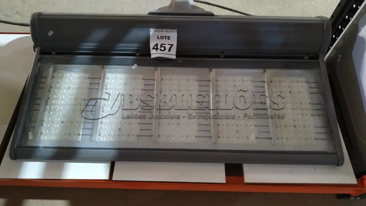 LOTE 457 - 01 REFLETOR LED PARA QUADRA. (NO ESTADO) ATENÇÃO! FAZER A VISITAÇÃO ANTES DE ARREMATAR, NÃO SABEMOS SE FUNCIONA. LEILÃO NÃO TEM GARANTIA E NEM DEVOLUÇÃO, SUJEITO A POSSÍVEIS AVARIAS VISÍVEIS/OCULTAS E/OU AUSÊNCIA DE COMPONENTES.