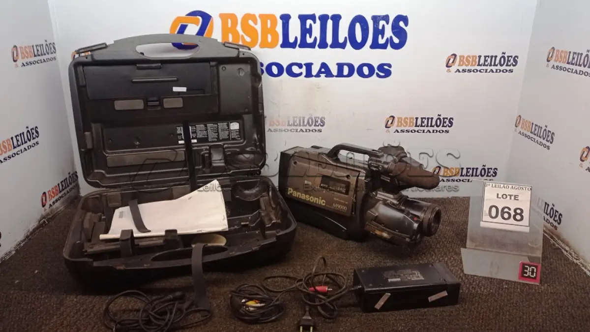LOTE 068 - 01 FILMADORA MARCA PANASONIC MODELO M9000 COM CASE. (NO ESTADO) ATENÇÃO! FAZER A VISITAÇÃO ANTES DE ARREMATAR, NÃO SABEMOS SE FUNCIONA, LEILÃO NÃO TEM GARANTIA E NEM DEVOLUÇÃO, SUJEITO A POSSÍVEIS AVARIAS VISÍVEIS/OCULTAS E/OU AUSÊNCIA DE COMPONENTES.