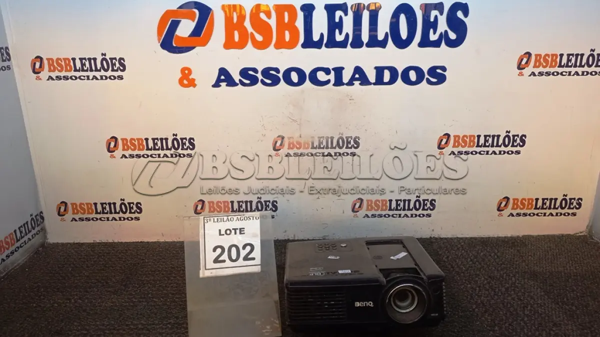 LOTE 202 - 01 PROJETOR BENQ. (NO ESTADO) ATENÇÃO! FAZER A VISITAÇÃO ANTES DE ARREMATAR, NÃO SABEMOS SE FUNCIONA, LEILÃO NÃO TEM GARANTIA E NEM DEVOLUÇÃO, SUJEITO A POSSÍVEIS AVARIAS VISÍVEIS/OCULTAS E/OU AUSÊNCIA DE COMPONENTES.