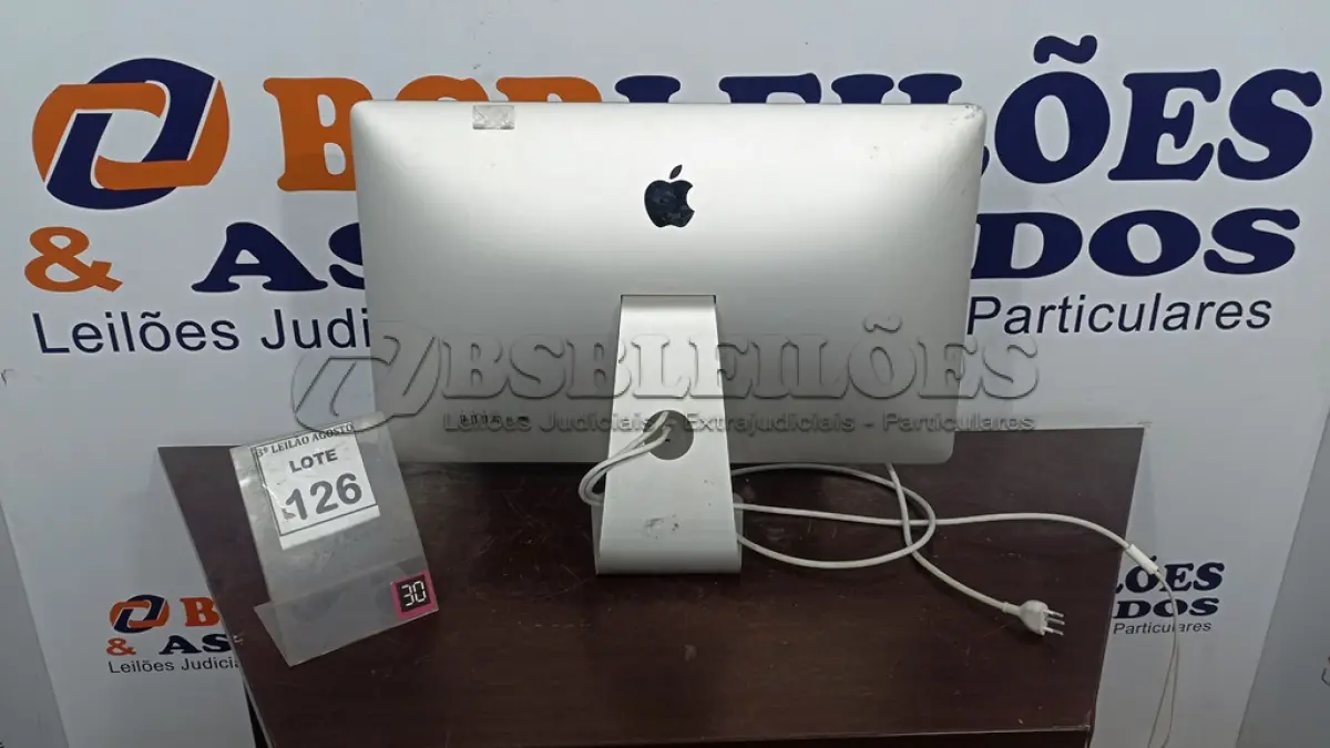 LOTE 126 - 01 MONITOR APPLE COM AVARIAS. (NO ESTADO) ATENÇÃO! FAZER A VISITAÇÃO ANTES DE ARREMATAR, NÃO SABEMOS SE FUNCIONA, LEILÃO NÃO TEM GARANTIA E NEM DEVOLUÇÃO, SUJEITO A POSSÍVEIS AVARIAS VISÍVEIS/OCULTAS E/OU AUSÊNCIA DE COMPONENTES.
