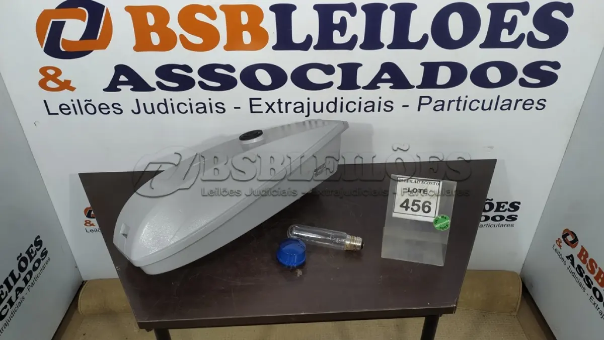 LOTE 456 - 01 LUMINÁRIA DE POSTE. (NO ESTADO) ATENÇÃO! FAZER A VISITAÇÃO ANTES DE ARREMATAR, NÃO SABEMOS SE FUNCIONA. LEILÃO NÃO TEM GARANTIA E NEM DEVOLUÇÃO, SUJEITO A POSSÍVEIS AVARIAS VISÍVEIS/OCULTAS E/OU AUSÊNCIA DE COMPONENTES.