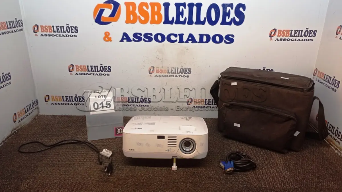 LOTE 015 - 01 PROJETOR MARCA NEC COM CABOS E MALETA. (NO ESTADO) ATENÇÃO! FAZER A VISITAÇÃO ANTES DE ARREMATAR, NÃO SABEMOS SE FUNCIONA, LEILÃO NÃO TEM GARANTIA E NEM DEVOLUÇÃO, SUJEITO A POSSÍVEIS AVARIAS VISÍVEIS/OCULTAS E/OU AUSÊNCIA DE COMPONENTES.