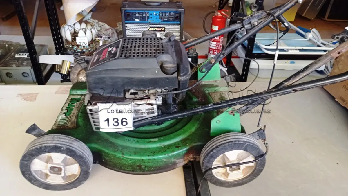 LOTE 136 - 01 MÁQUINA DE CORTAR GRAMA A GASOLINA MARCA BRIGGS&STRATTON. (NO ESTADO) ATENÇÃO! FAZER A VISITAÇÃO ANTES DE ARREMATAR, NÃO SABEMOS SE FUNCIONA, LEILÃO NÃO TEM GARANTIA E NEM DEVOLUÇÃO, SUJEITO A POSSÍVEIS AVARIAS VISÍVEIS/OCULTAS E/OU AUSÊNCIA DE COMPONENTES.