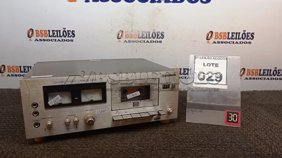 LOTE 029 - 01 TAPE DECK MARCA GRADIENTE. (NO ESTADO) ATENÇÃO! FAZER A VISITAÇÃO ANTES DE ARREMATAR, NÃO SABEMOS SE FUNCIONA, LEILÃO NÃO TEM GARANTIA E NEM DEVOLUÇÃO, SUJEITO A POSSÍVEIS AVARIAS VISÍVEIS/OCULTAS E/OU AUSÊNCIA DE COMPONENTES.