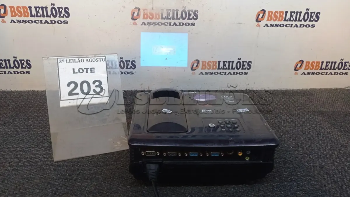 LOTE 203 - 01 PROJETOR BENQ. (NO ESTADO) ATENÇÃO! FAZER A VISITAÇÃO ANTES DE ARREMATAR, NÃO SABEMOS SE FUNCIONA, LEILÃO NÃO TEM GARANTIA E NEM DEVOLUÇÃO, SUJEITO A POSSÍVEIS AVARIAS VISÍVEIS/OCULTAS E/OU AUSÊNCIA DE COMPONENTES.