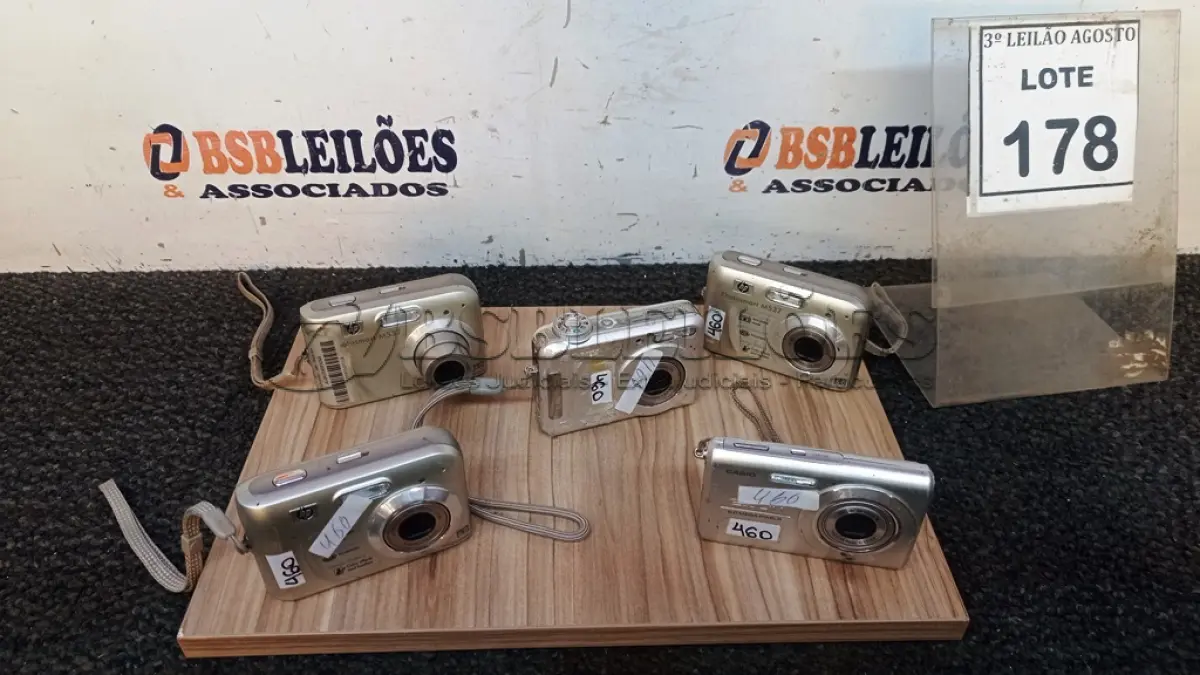 LOTE 178 - 05 CÂMERAS FOTOGRÁFICAS DE MARCAS E MODELOS DIVERSOS. (NO ESTADO) ATENÇÃO! FAZER A VISITAÇÃO ANTES DE ARREMATAR, NÃO SABEMOS SE FUNCIONA, LEILÃO NÃO TEM GARANTIA E NEM DEVOLUÇÃO, SUJEITO A POSSÍVEIS AVARIAS VISÍVEIS/OCULTAS E/OU AUSÊNCIA DE COMPONENTES.
