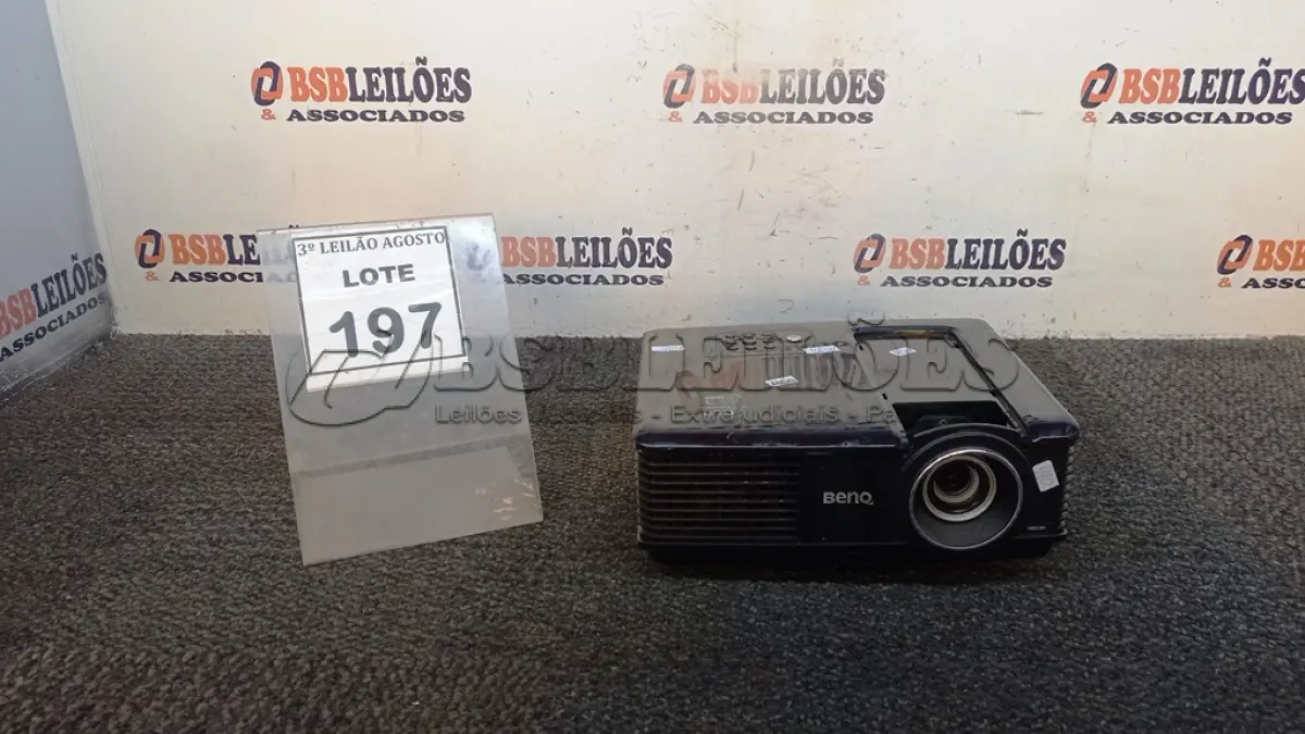 LOTE 197 - 01 PROJETOR BENQ. (NO ESTADO) ATENÇÃO! FAZER A VISITAÇÃO ANTES DE ARREMATAR, NÃO SABEMOS SE FUNCIONA, LEILÃO NÃO TEM GARANTIA E NEM DEVOLUÇÃO, SUJEITO A POSSÍVEIS AVARIAS VISÍVEIS/OCULTAS E/OU AUSÊNCIA DE COMPONENTES.